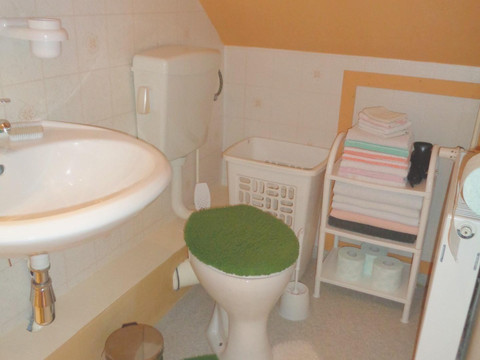 jeweils 1 Bad mit Toilette i Fewo 1 und Fewo 2