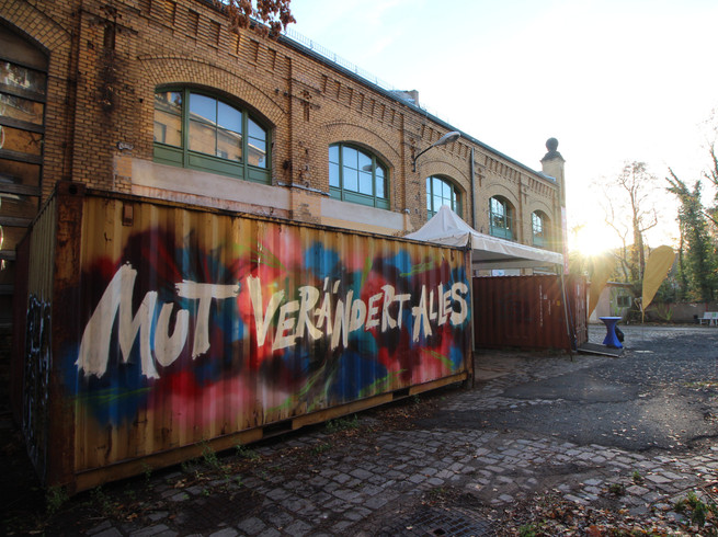Container vor dem Kunstkraftwerk in Leipzig Lindenau mit dem Schriftzug "Mut verändert alles"