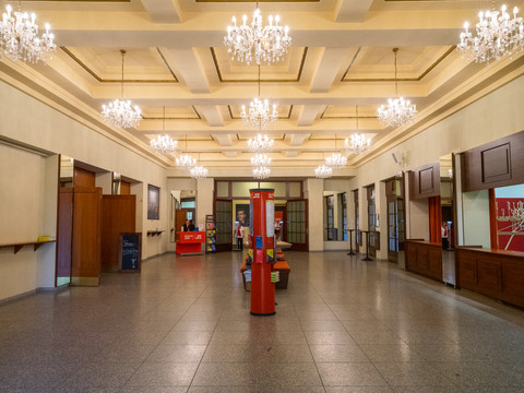 Foyer der Musikalischen Komödie - Kultur in Leipzig Foyer der Musikalischen Komödie mit erleuchteten Kronleuchtern, Litfaßsäule und GarderobeFoyer of the Musikalische Komödie with illuminated chandeliers, advertising pillar and checkroomFoyer Musikalische Komödie s osvětlenými lustry, reklamním sloupem a šatnouFoyer Musikalische Komödie z podświetlanymi żyrandolami, słupem reklamowym i szatniąFoyer van de Musikalische Komödie met verlichte kroonluchters, reclamezuil en garderobeFoyer della Musikalische Komödie con lampadari illuminati, colonna pubblicitaria e guardaroba
