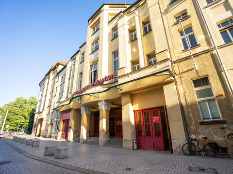 Eingang der Musikalischen Komödie aus der Froschperspektive im SonnenlichtEntrance to the Musical Comedy from the frog's perspective in the sunlightVstup do Hudební komedie z pohledu žáby ve slunečním světleWejście do komedii muzycznej z perspektywy żaby w świetle słonecznymIngang van de Musical Comedy vanuit het perspectief van de kikker in het zonlichtIngresso alla Commedia Musicale dalla prospettiva della rana alla luce del sole