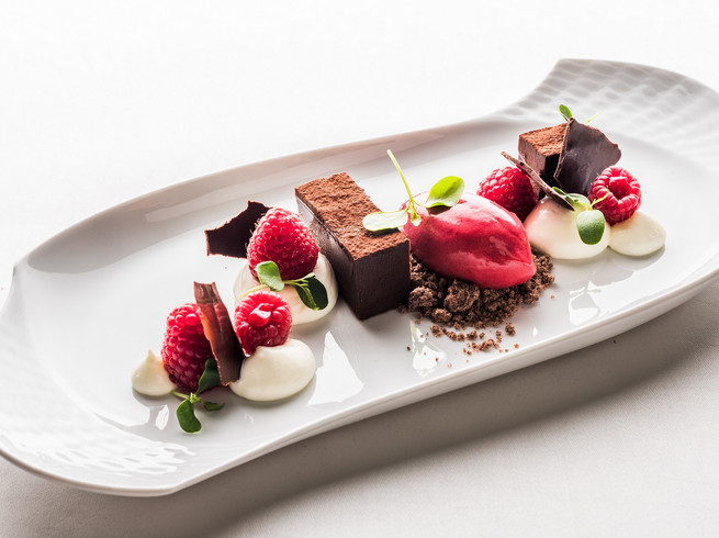 Dark chocolate with yoghurt and raspberry Dunkle Schokolade mit Joghurt und HimbeereDark chocolate with yoghurt and raspberry