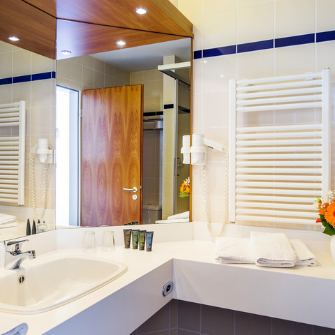 Bathroom Badezimmer im Kim Hotel DresdenBathroom at the Kim Hotel DresdenKoupelna v hotelu Kim v DrážďanechŁazienka w Kim Hotel DresdenBadkamer van het Kim Hotel DresdenBagno del Kim Hotel Dresden