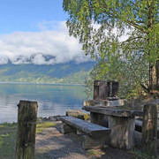 grillstelle-brunnen-brienz-tisch-brienzerseee.jpg