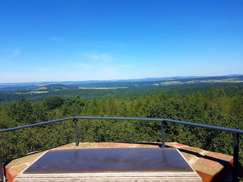 Blick vom Bismarckturm Aussicht vom Bismarckturm über grüne Wälder und Felder bis zum fernen Horizont unter blauem Himmel.