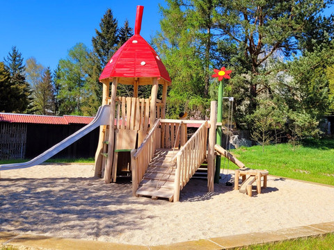 öffentlicher Spielplatz in unmittelbarer Nähe