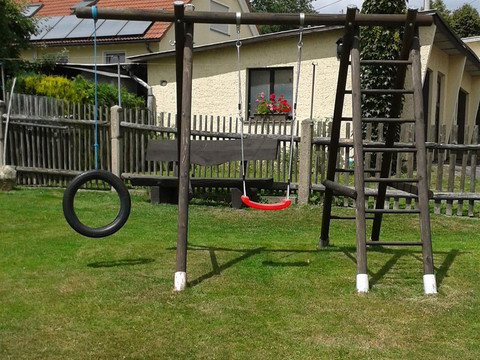 Klettergerüst mit Schaukel