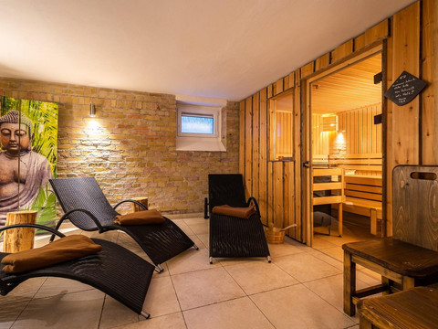 Wellnessbereich mit Liegen zum entspannen