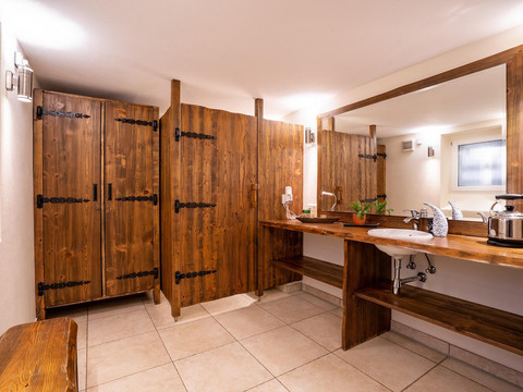 Wellnessbereich mit Badezimmer