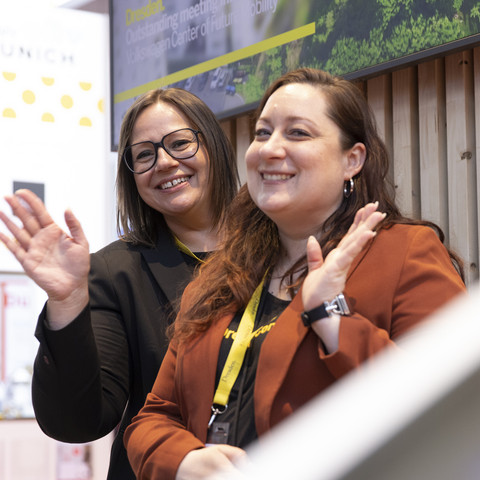 IMEX 2023 Zwei Mitarbeiterinnen des Dresden Convention Service winken in die KameraTwo employees of Dresden Convention Service wave to the camera.