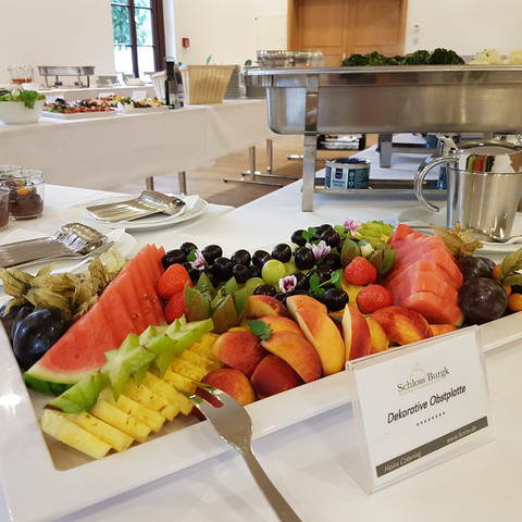 Buffet example at Burgk Castle Buffetbeispiel Schloss BurgkBuffet example at Burgk CastlePříklad bufetu Hrad BurgkPrzykład bufetu Zamek BurgkBuffetvoorbeeld BurgkasteelEsempio di buffet Castello Burgk