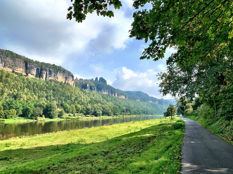 Elberadweg- Blick auf die Schrammsteine