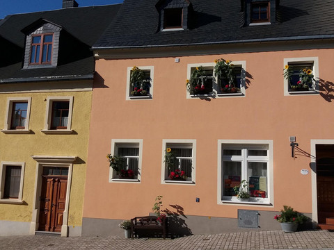 unser Haus mit Blumenschmuck