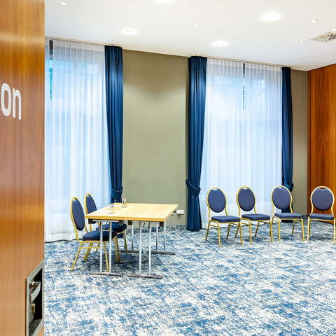 mightyTwice Hotel Dresden Room Baritone