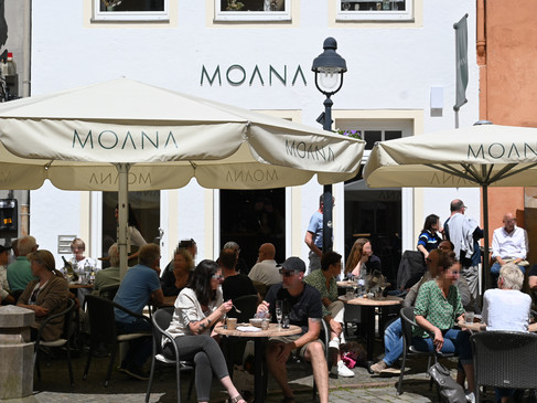 Moana Moana Außenansicht mit Tischen unter SonnenschirmenMoanaMoana