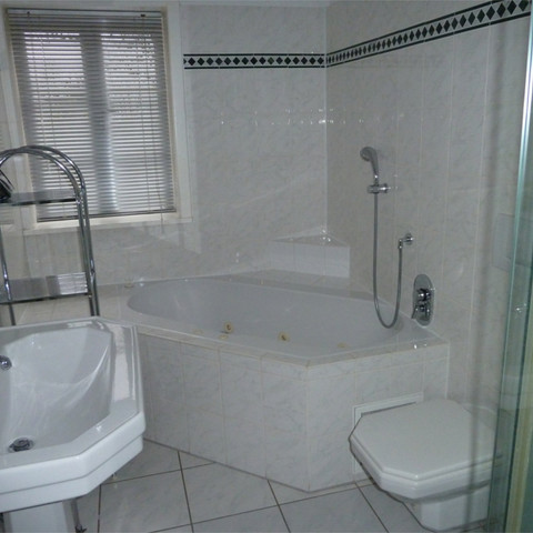 Das Badezimmer - Wohnung 4.JPG