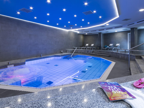 Pool_DD201904_3146KL