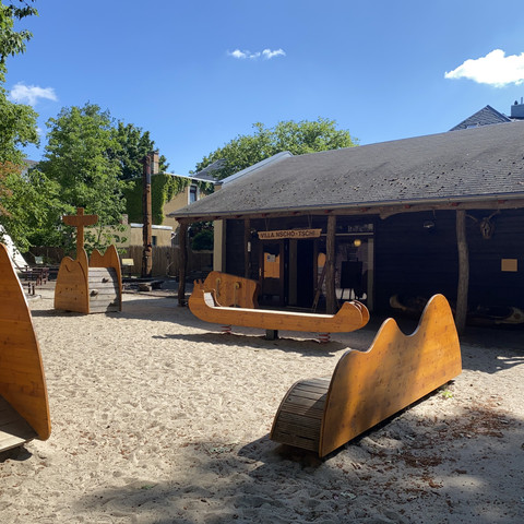 Villa Nscho-tschi with playground