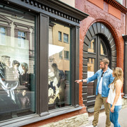 Hoexter-Forum Anja Niedringhaus-Stadt Hoexter-D. Ketz-2023-139.jpg Pärchen vor der restaurierten Fassade des Forum Anja Niedringhaus im Adelshof Heisterman von ZiehlbergCouple in front of the restored façade of the Forum Anja Niedringhaus in the Adelshof Heisterman von Ziehlberg
