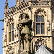 Jan von Werth Monument Jan-von-Werth-Denkmal in Köln vor der beeindruckenden Fassade eines historischen Gebäudes. Die Statue des Reiters ist detailreich gestaltet und hebt sich vor dem Hintergrund besonders hervor.Jan von Werth monument in Cologne in front of the impressive façade of a historic building. The statue of the horseman is richly detailed and stands out against the background.