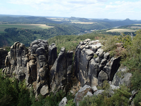 Blick vom Frühstücksplatz auf die Schrammsteine