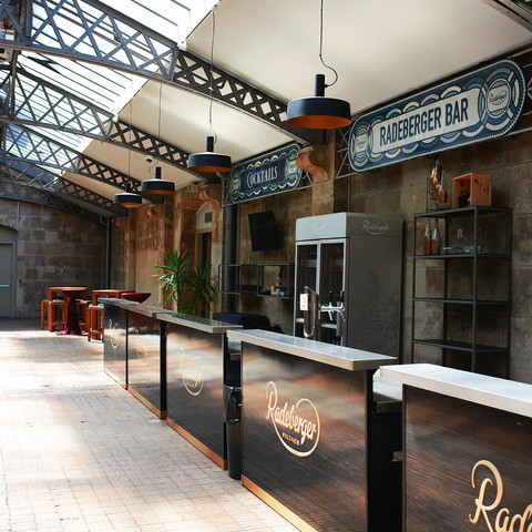 Radeberger Bar in the Alter Schlachthof Dresden industrial monument Radeberger Bar im Industriedenkmal Alter Schlachthof DresdenRadeberger Bar in the Alter Schlachthof Dresden industrial monumentRadeberger Bar v industriální památce Alter Schlachthof DrážďanyRadeberger Bar w zabytku przemysłowym Alter Schlachthof DresdenRadeberger Bar in het industriële monument Alter Schlachthof DresdenBar Radeberger nel monumento industriale Alter Schlachthof di Dresda