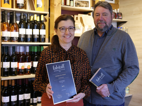 Falstaff Weinguide 2 Sterne Zwei Sterne für Großräschener Wein