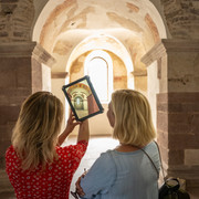 Hoexter-Augmented Reality in Johanneschor-Stadt Hoexter-D. Ketz-2023-462.jpg weibliches Pärchen betrachtet auf Tablet die früheren kunstvollen Verzierungen im JohanneschorFemale couple looking at the former ornate decorations in St. John's Choir on a tablet