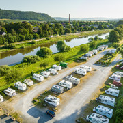 Hoexter-Wohnmobilstellplatz-Stadt Hoexter-D. Ketz-2023-007.jpg Luftaufnahme von der Weser mit WohnmobilstellplatzAerial view of the Weser with motorhome parking space