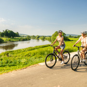 Hoexter-Weserradweg-Stadt Hoexter-D. Ketz-2023-242.jpg Radfahrerinnen auf dem Weser-RadwegCyclists on the Weser cycle path