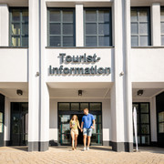 Hoexter-Tourist-Information-Stadt Hoexter-D. Ketz-2023-028.jpg Pärchen verlässt die Tourist-InformationCouple leaves the tourist information office