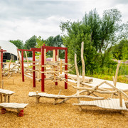 Hoexter-Landesgartenschaugelände Archeologiepark-Stadt Hoexter-D. Ketz-2023-372.jpg Spielplatz mit vielen Kletterelementen aus Holz