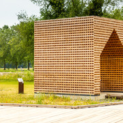 Hoexter-Landesgartenschaugelände Archeologiepark-Stadt Hoexter-D. Ketz-2023-344.jpg Holzkubus aus kreuzweise geschichteten Holzlatten im Archäologiepark