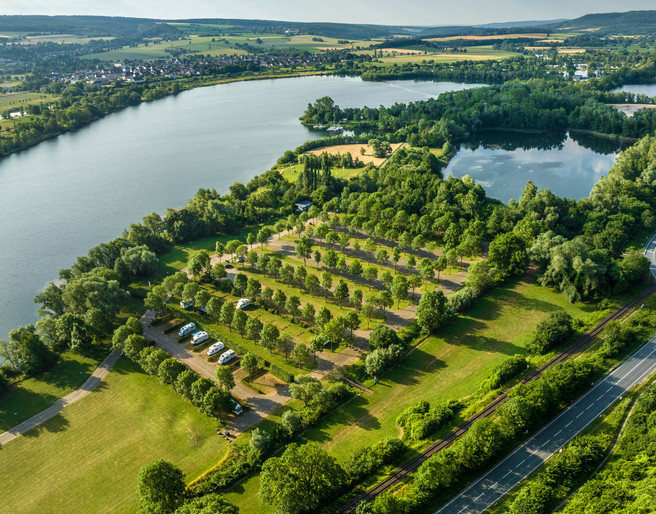 Hoexter-Freizeitanlage Godelheimer See-Stadt Hoexter-D. Ketz-2023-226.jpg Luftaufnahme des Badesees der Freizeitanlage Höxter-Godelheim mit Wohmobilstellplatz in der Mitte des Bildes
