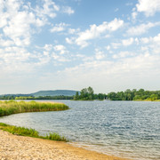 Hoexter-Freizeitanlage Godelheimer See-Stadt Hoexter-D. Ketz-2023-207.jpg Badesee mit grünen Uferrändern auf beiden Seiten