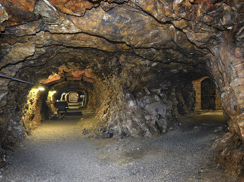 De Hasestollen is een mijngang in het noorden van Osnabrück Der Hasestollen am Piesberg in OsnabrückThe Hasestollen on the Piesberg in OsnabrückDe Hasestollen is een mijngang in het noorden van OsnabrückHasestollen på Piesberg i Osnabrück