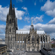 Cologne Cathedral Kölner Dom in Köln: majestätische gotische Kathedrale mit zwei prächtigen Türmen unter blauem Himmel.Cologne Cathedral in Cologne: majestic Gothic cathedral with two magnificent towers under a blue sky.