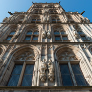 historical town hall Ansicht des Historischen Rathauses in der Altstadt von unten, zeigt den gotischen Baustil mit detailreichen Statuen.View of the historic town hall in the old town from below, showing the Gothic architectural style with detailed statues.