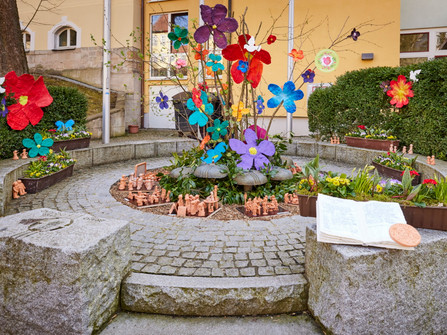 Brunnen am Albertinum, Ostern