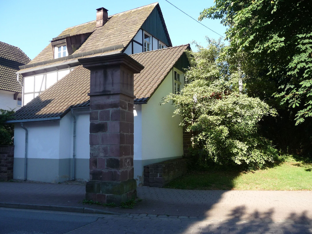 hx-nicolaitor-stephanberg Sandsteinpfeiler mit Haus im Hintergrund
