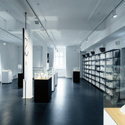 museum-schloss-fuerstenberg-ausstellung1 Ausstellungsraum mit Glasvitrinen und Porzellanfiguren im Museum Schloss Fürstenberg.