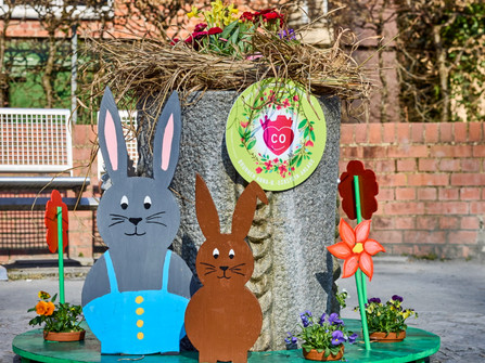 Brunnen in der Anna-B.-Eckstein-Anlage, Ostern