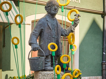 Gurken-Alex-Brunnen zu Ostern