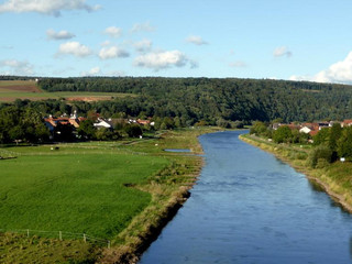 Herstelle rechts Würgassen links, Blick von der Weserbrücke