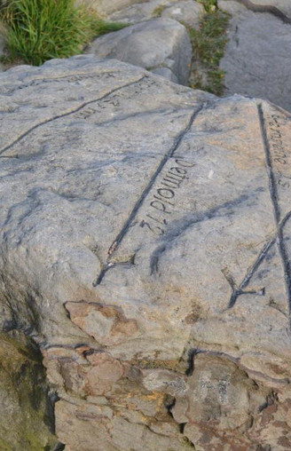 Historischer Stein mit Richtungsweisung an der Lippischen Velmerstot