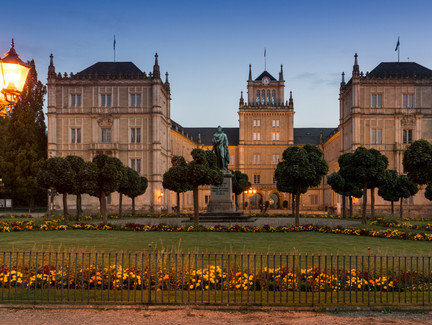 Schloss-Ehrenburg, Schlossplatz
