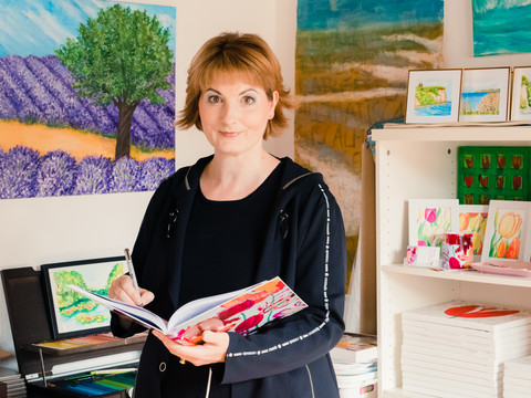 Frau Molière in ihrem Atelier am Malerweg