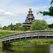 Blick auf die Russisch-Orthodoxe Holzkirche Blick auf die Russisch-Orthodoxe Holzkirche auf dem Gelände des Mühlenmuseums Gifhorn