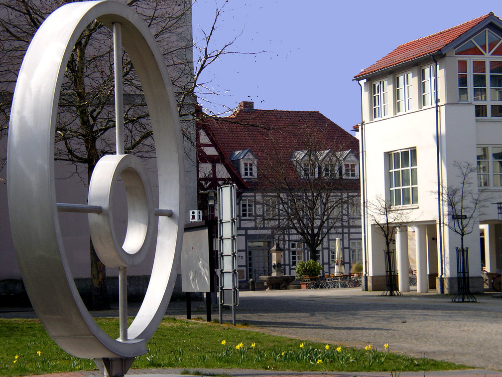 Stahlplastik hinter der St. Nicolai-Kirche Blick auf die Stahlplastik hinter der St. Nicolai-Kirche in der Gifhorner Altstadt