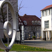 Stahlplastik hinter der St. Nicolai-Kirche Blick auf die Stahlplastik hinter der St. Nicolai-Kirche in der Gifhorner Altstadt