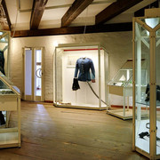 Blick in die Dauerausstellung im Historischen Museum Schloss Gifhorn Blick auf eine Vitrine mit Uniformjacke in der Dauerausstellung im Historischen Museum Schloss Gifhorn